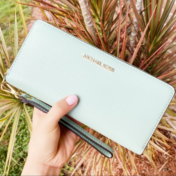 Michael Kors Handbags - SALE‼️‼️ Michael kors large continental wristlet